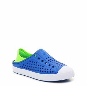 Guzman steps aqua surge by skechers